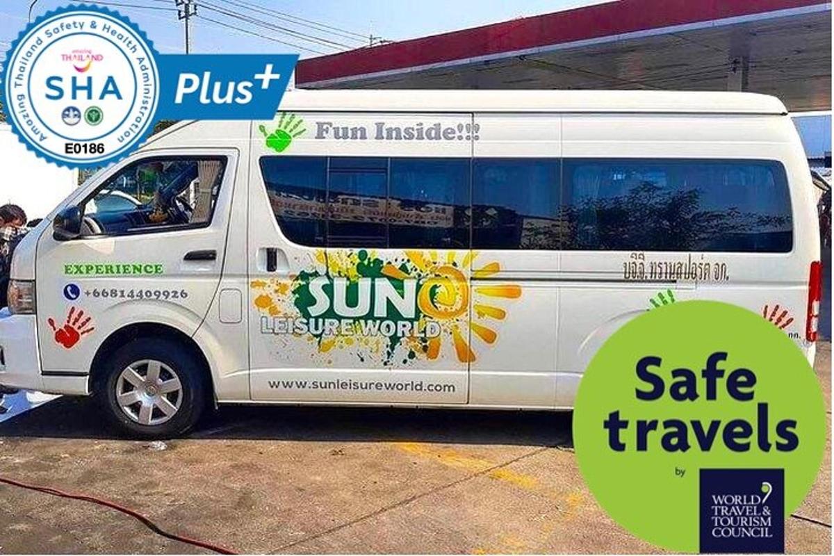 o dubă albă parcată în fața unei benzinării