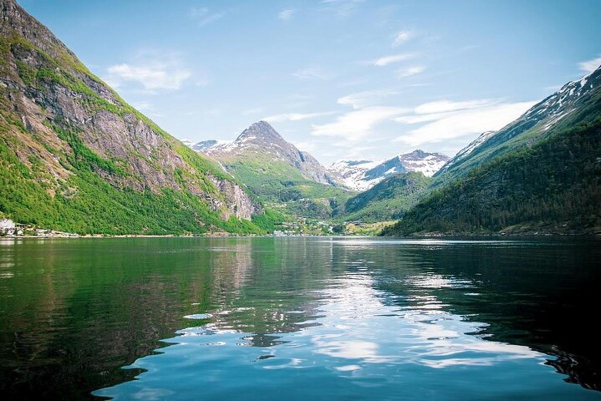 stöðuvatn í miðjum dal með fjöllum