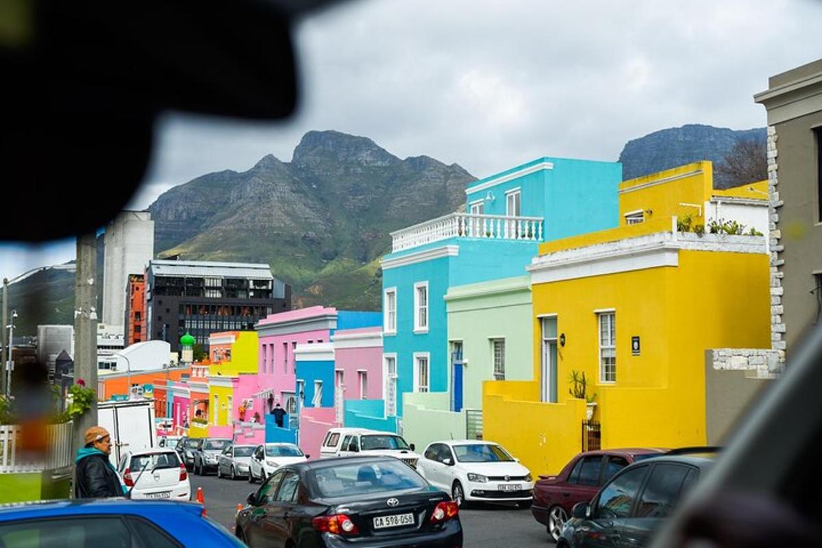 une ville avec des voitures garées dans une rue avec des bâtiments colorés