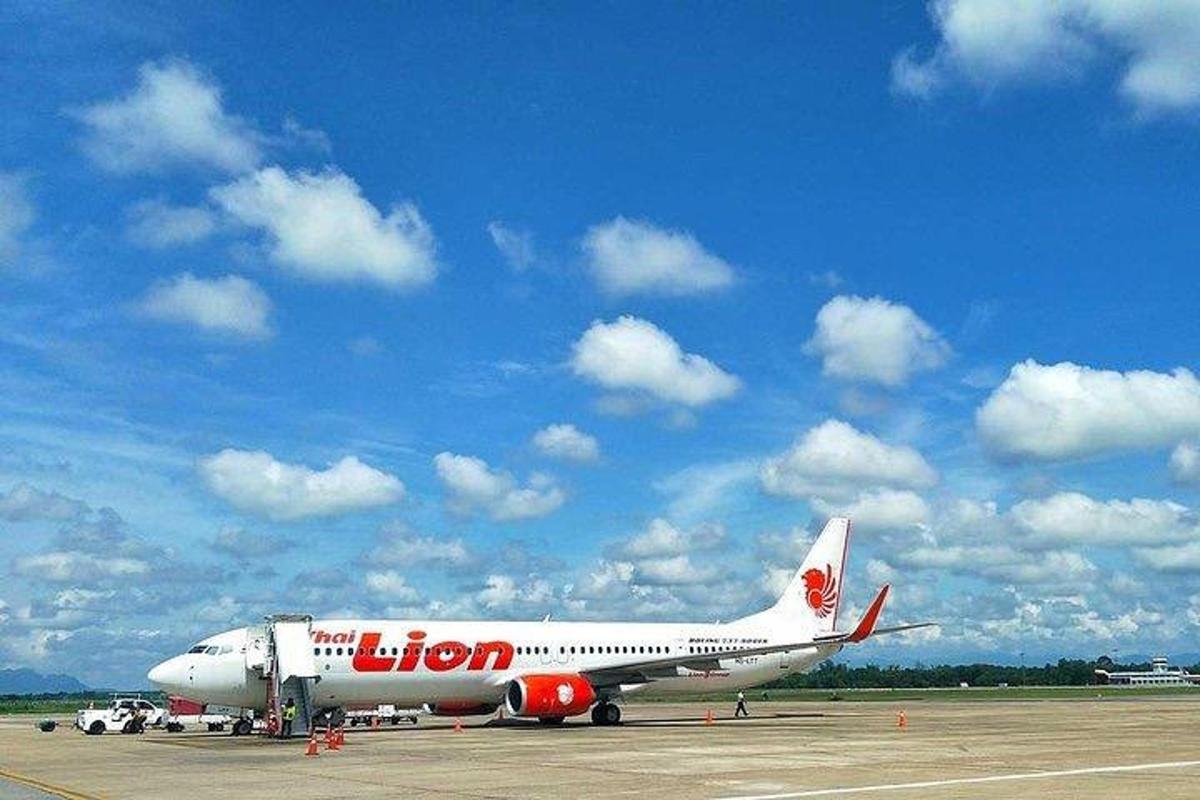 avion cu intenție parcat pe pista unui aeroport