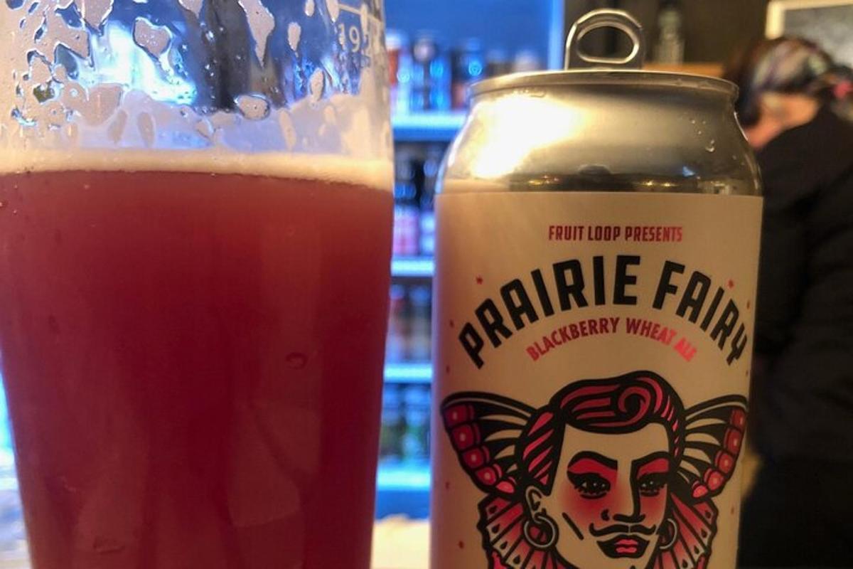un vaso de cerveza al lado de una lata de cerveza