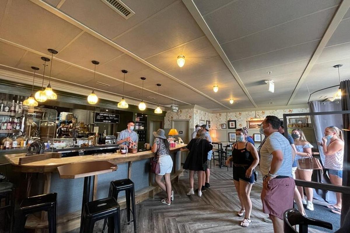 un gruppo di persone in piedi al bar di un ristorante