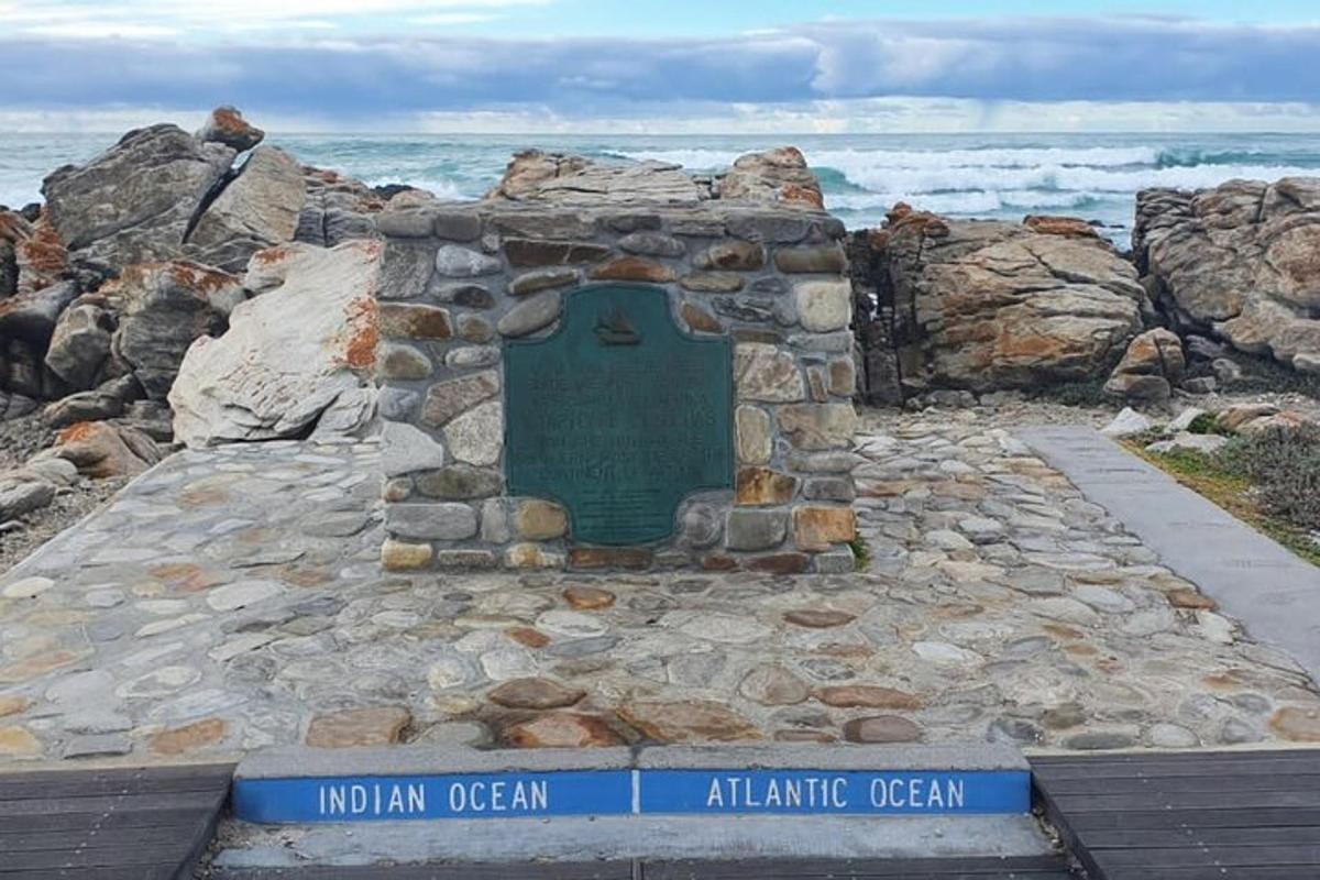 un cartello su un muro di pietra vicino all'oceano