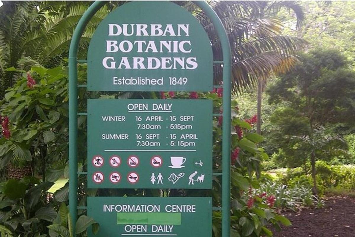 cedule botanické zahrady s cedulí před ní