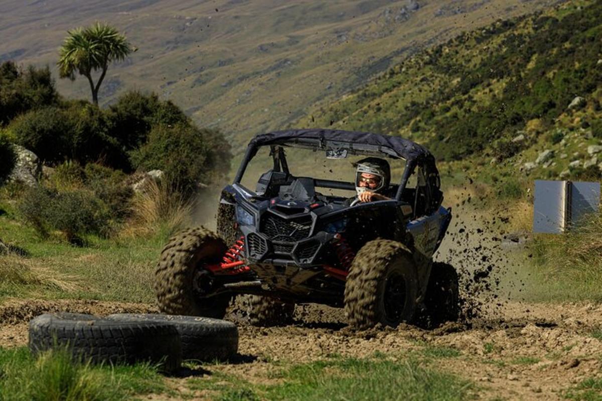 una persona su un quad che guida su una strada sterrata
