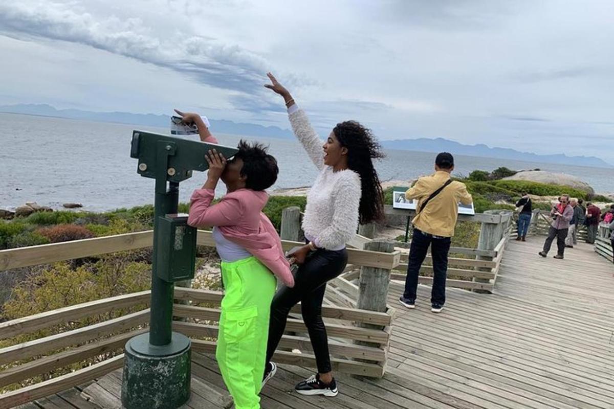 zwei Frauen stehen auf einem Pier und machen ein Foto