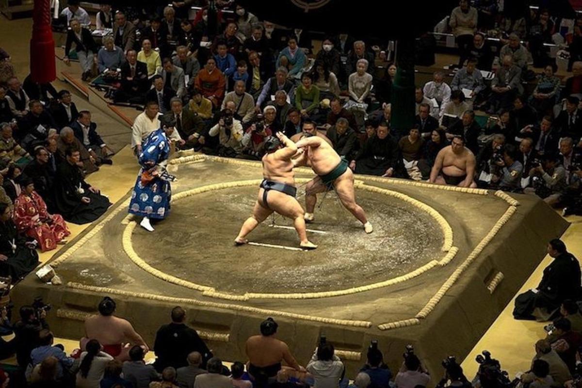 due lottatori sul ring in un incontro di wrestling