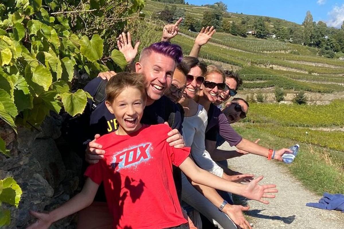 un gruppo di persone posa per una foto