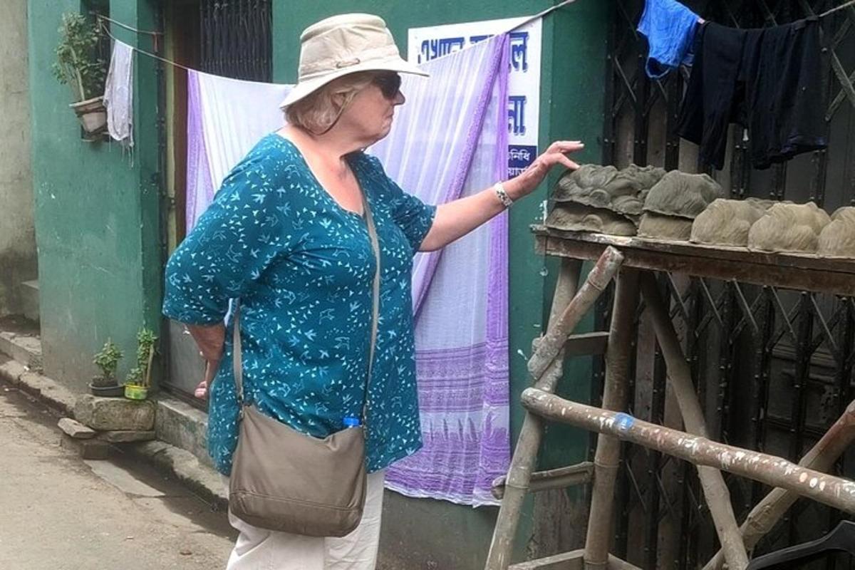 una donna con una camicia blu e un cappello sta prendendo i vestiti