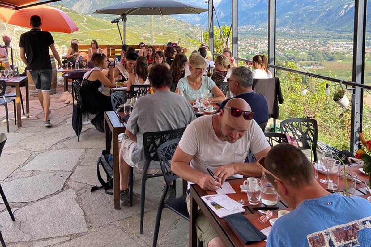 un gruppo di persone sedute ai tavoli di un ristorante