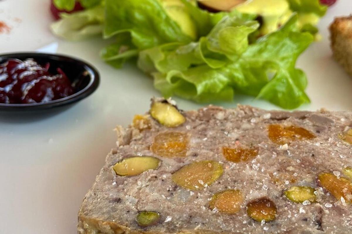 un primo piano di un pezzo di cibo con un'insalata