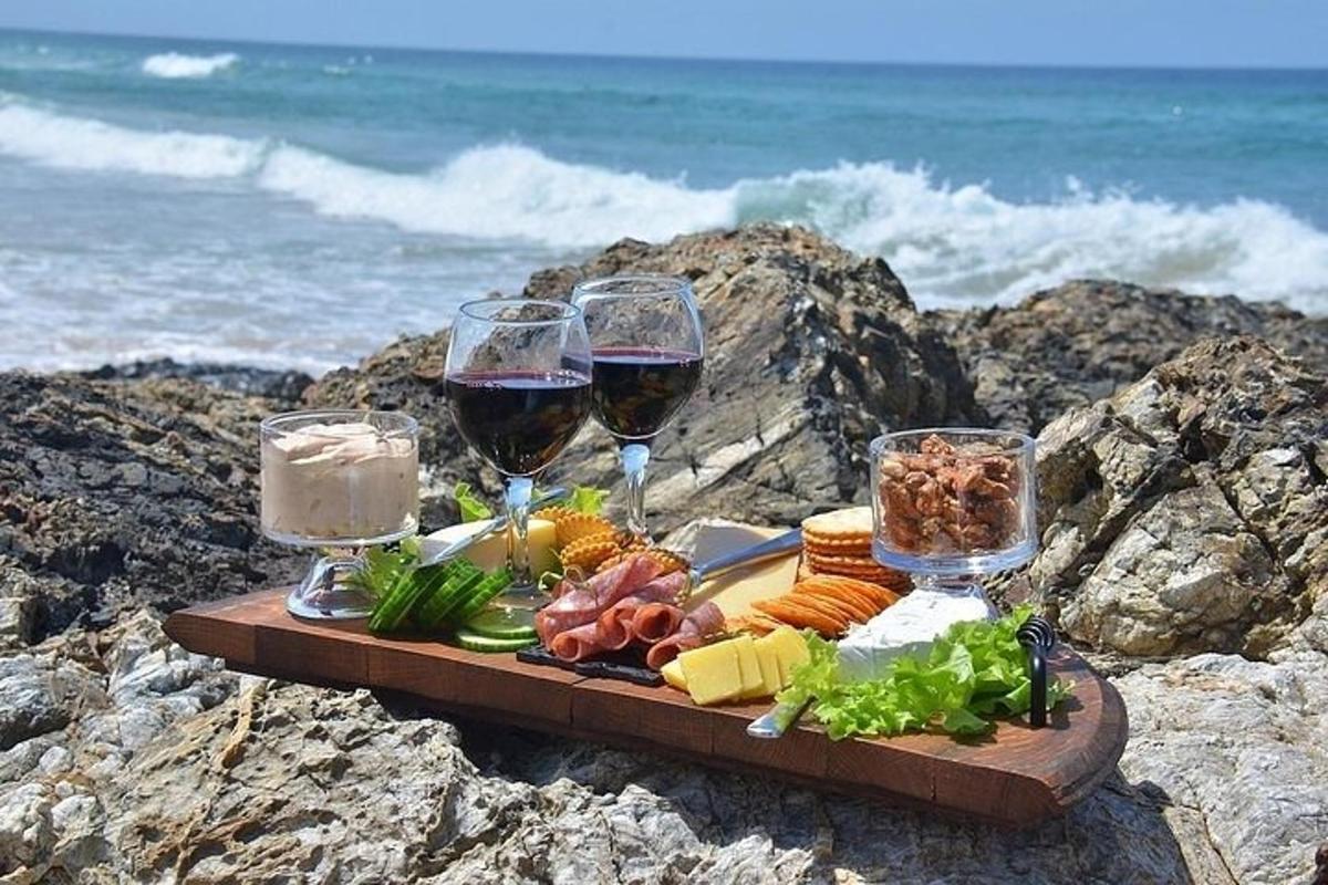 un plato de comida y dos copas de vino