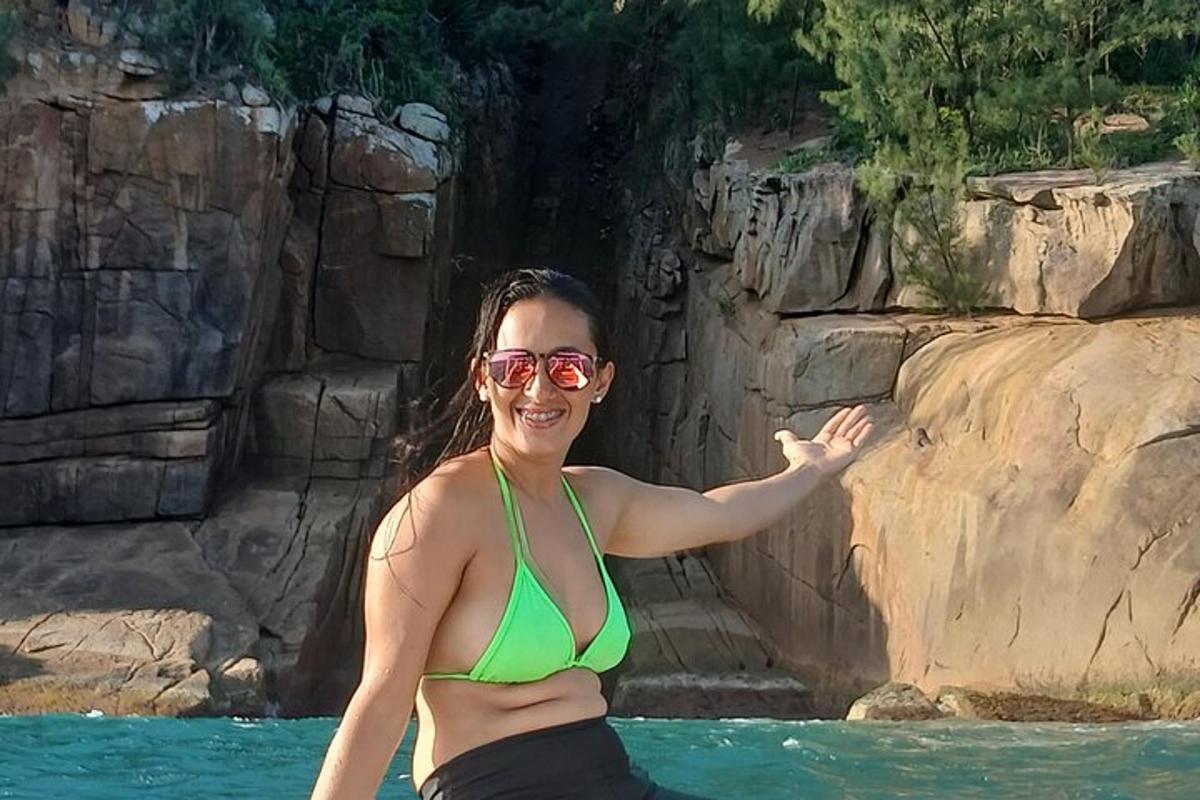 una donna in bikini verde in acqua