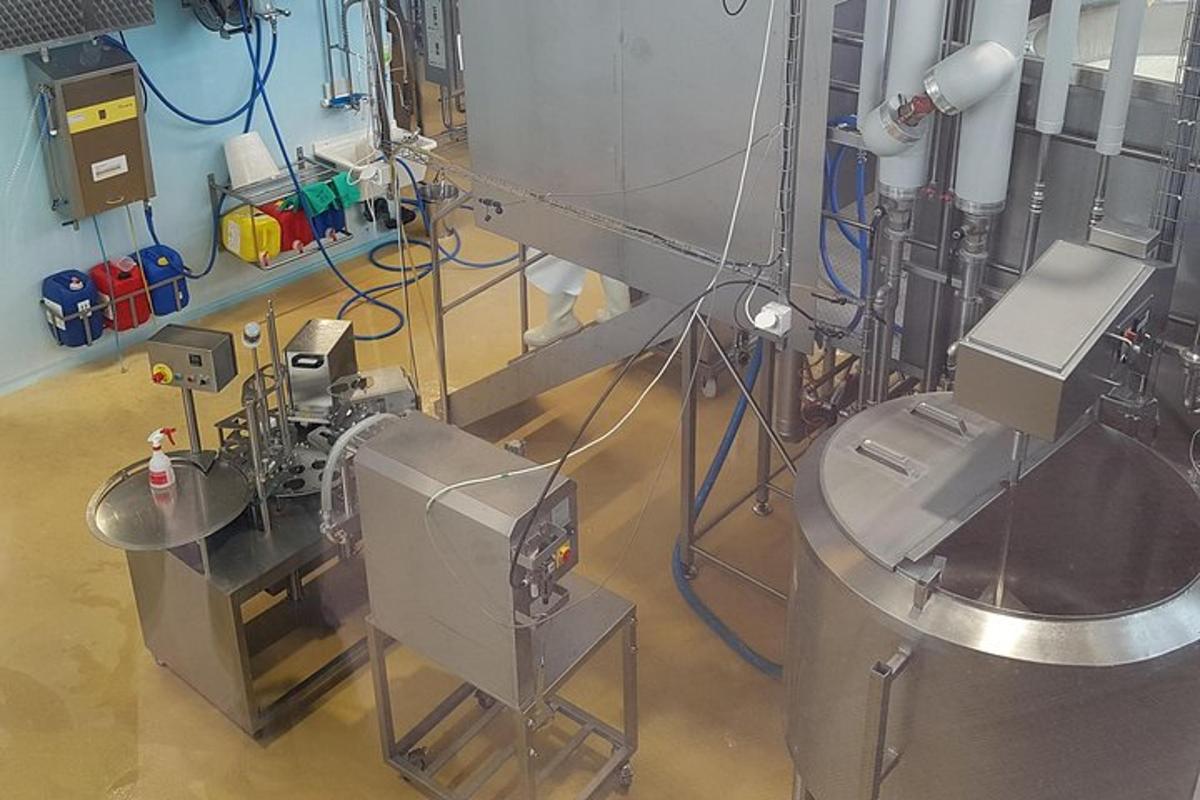 un'immagine di un laboratorio con una macchina
