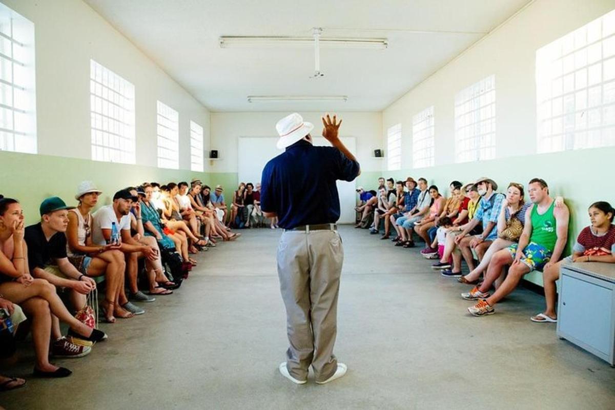 un uomo che cammina lungo un corridoio in mezzo a una folla di persone