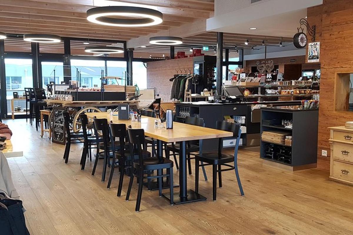 um restaurante com mesas e cadeiras de madeira em uma sala