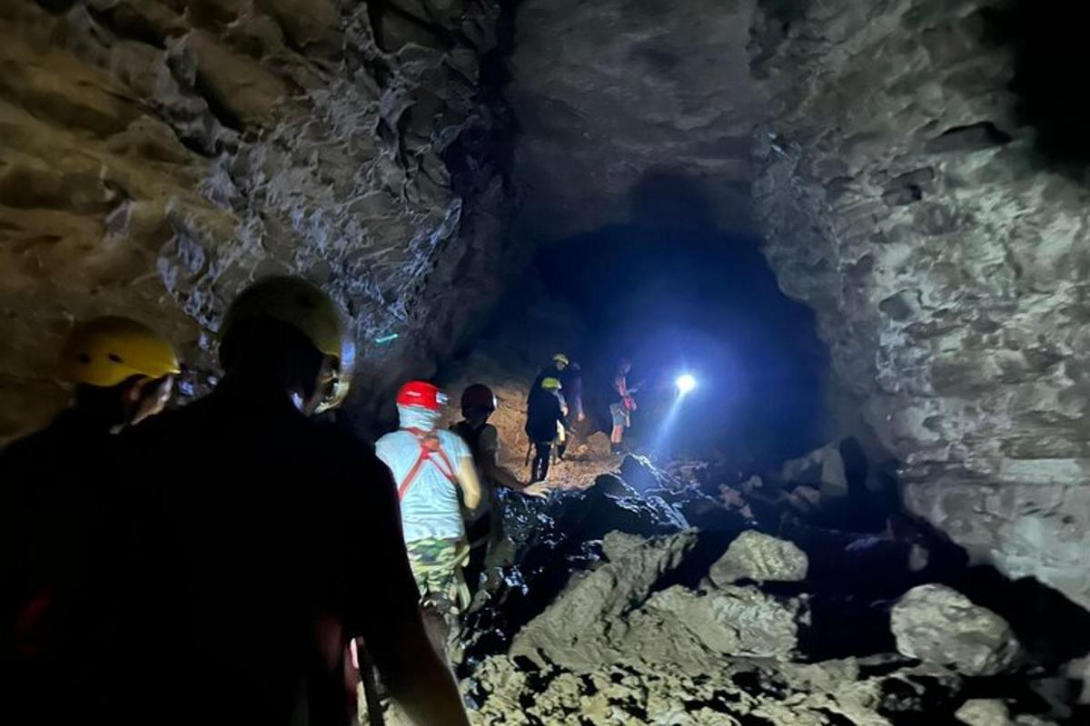 um grupo de pessoas caminhando por uma caverna