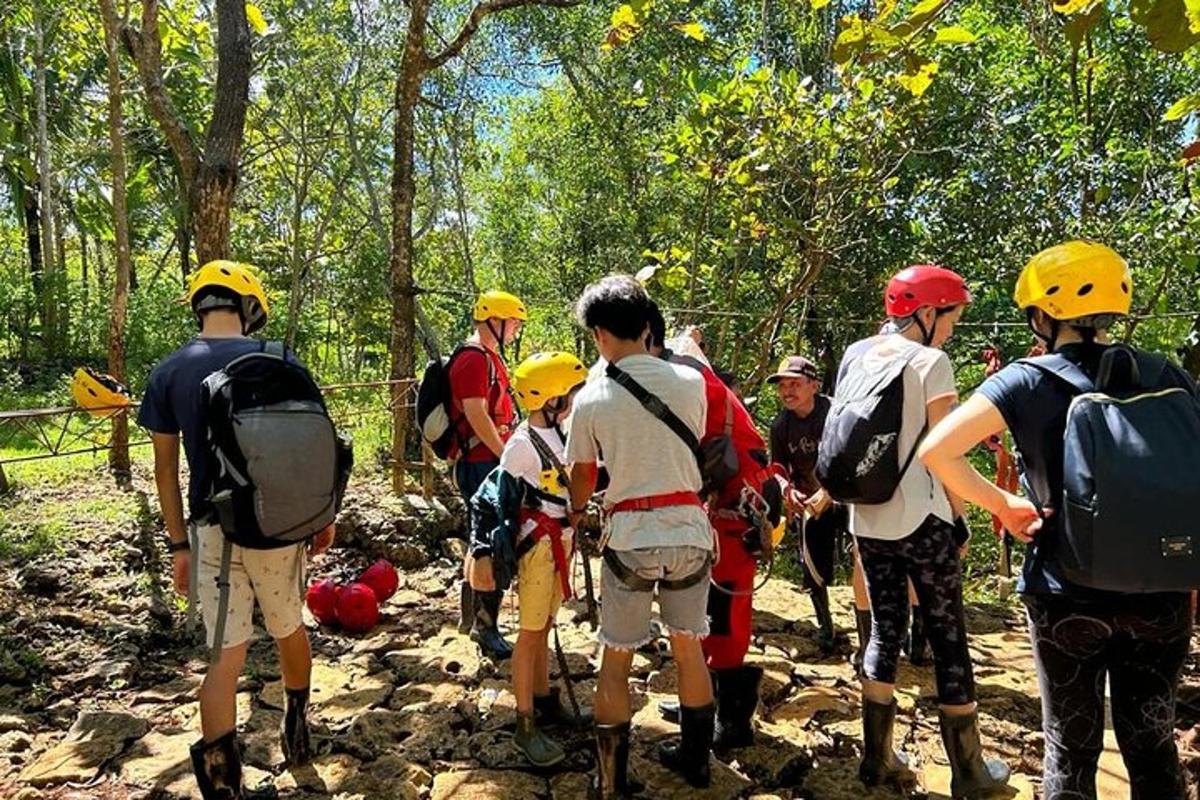 um grupo de pessoas em pé em uma trilha rochosa