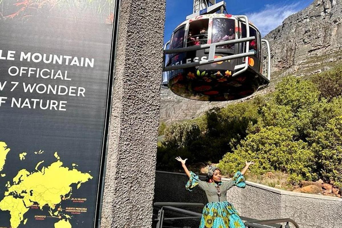 naine seisab ameerika mägede ees