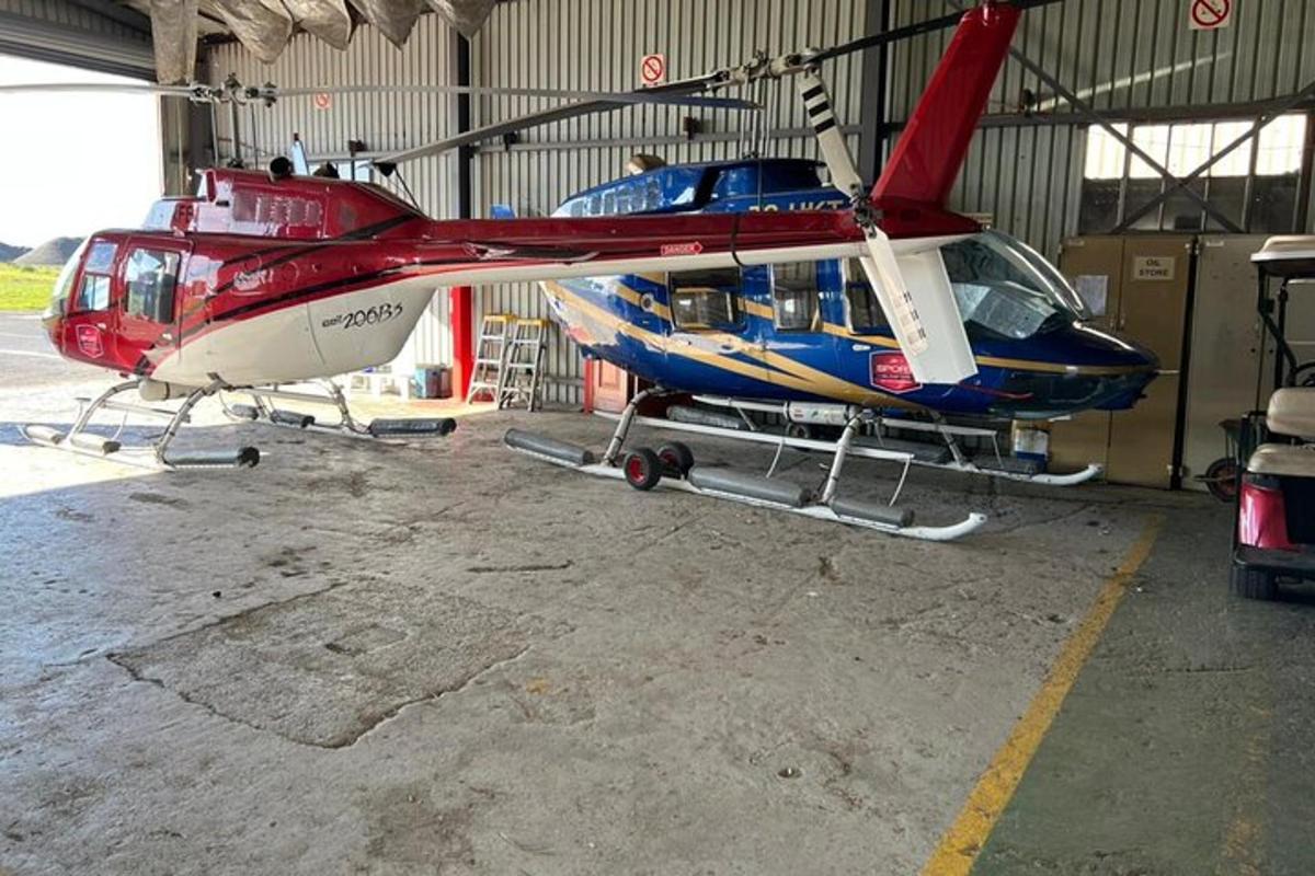 angaaris pargitud punane ja sinine helikopter
