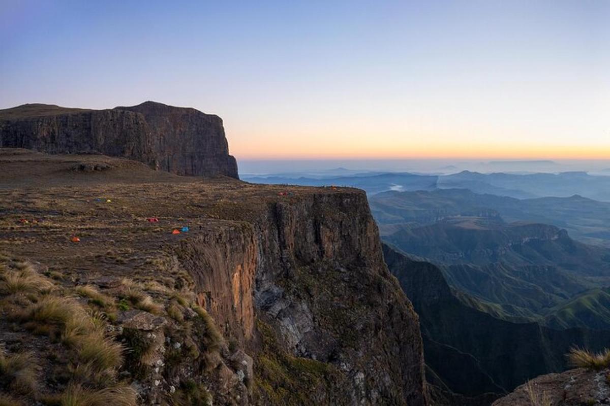 una vista des del cim d'una muntanya