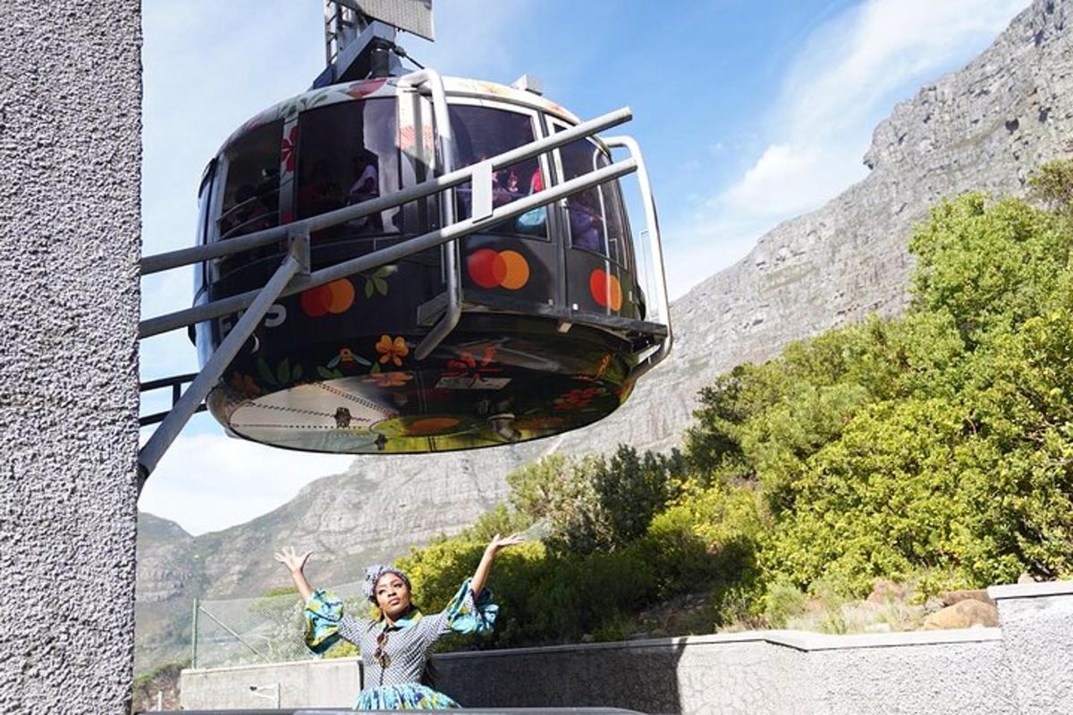 uma mulher está parada embaixo de um teleférico