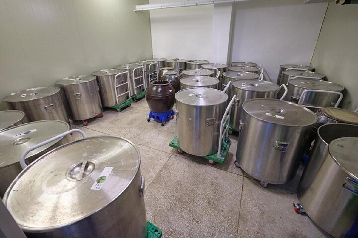 một hàng bể kim loại lớn trong một căn phòng