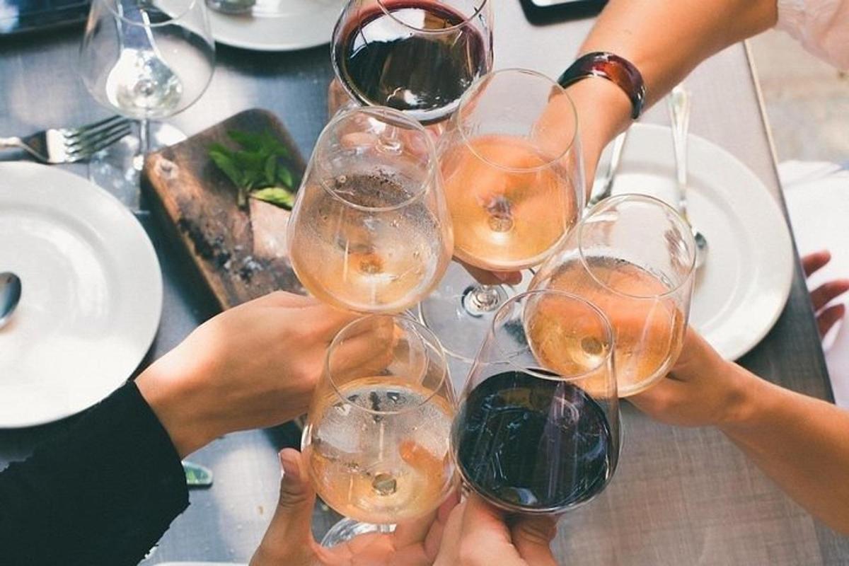 um grupo de pessoas segurando taças de vinho