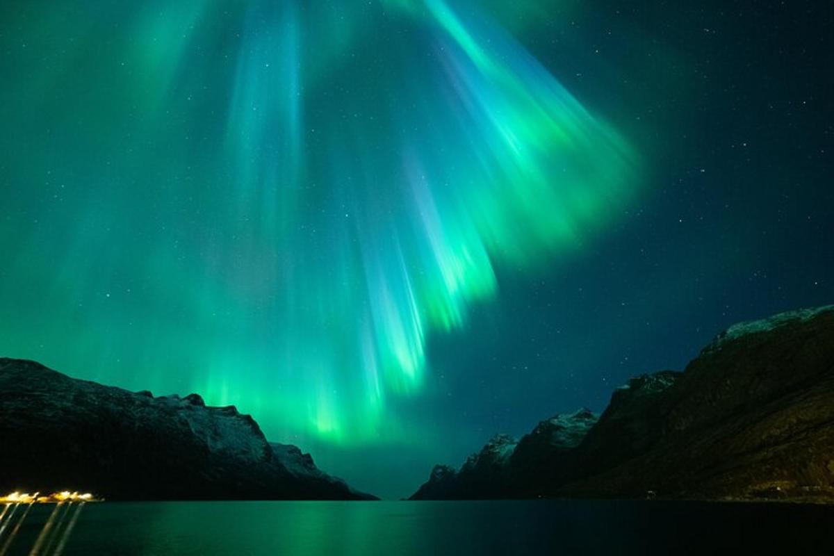 una aurora al cel sobre una massa d'aigua