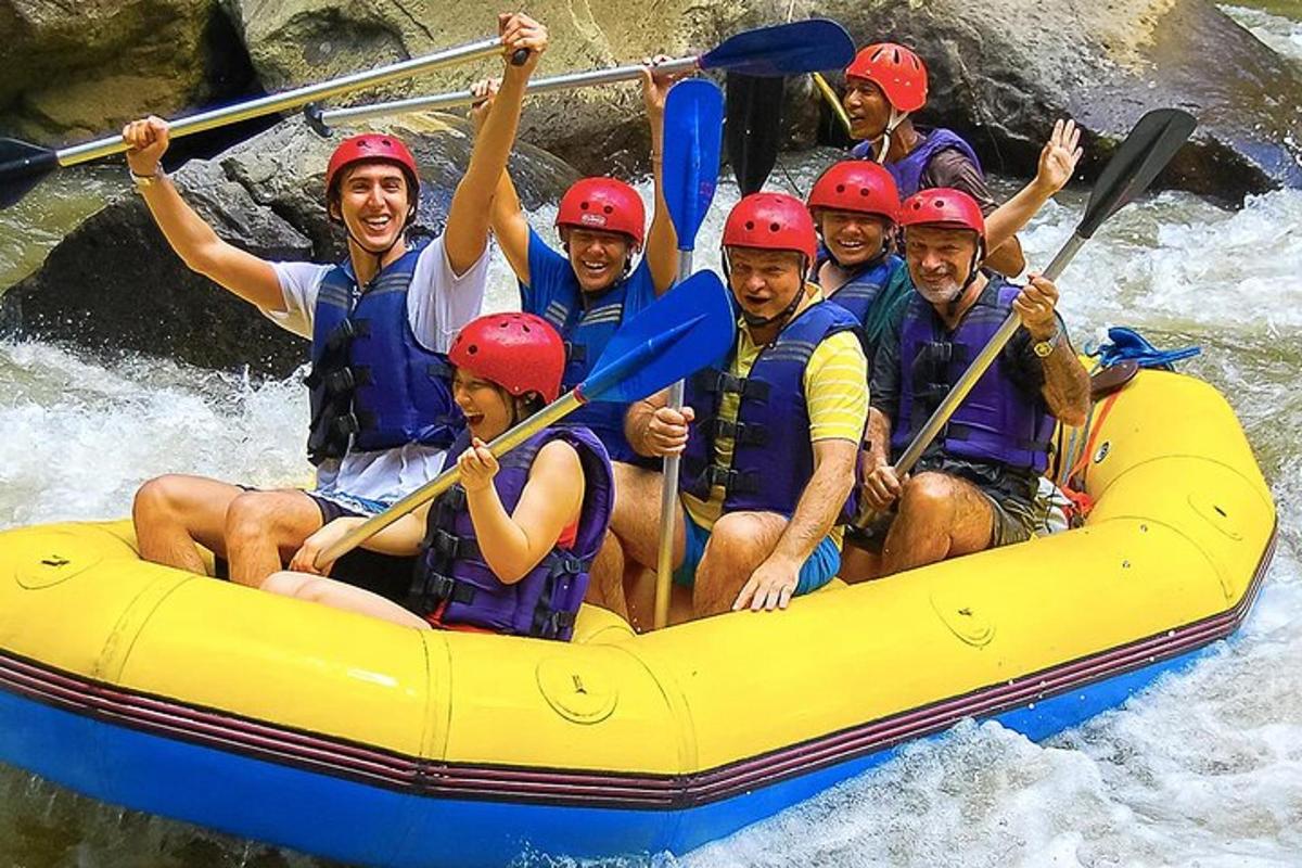 un grupo de personas en una balsa en un río