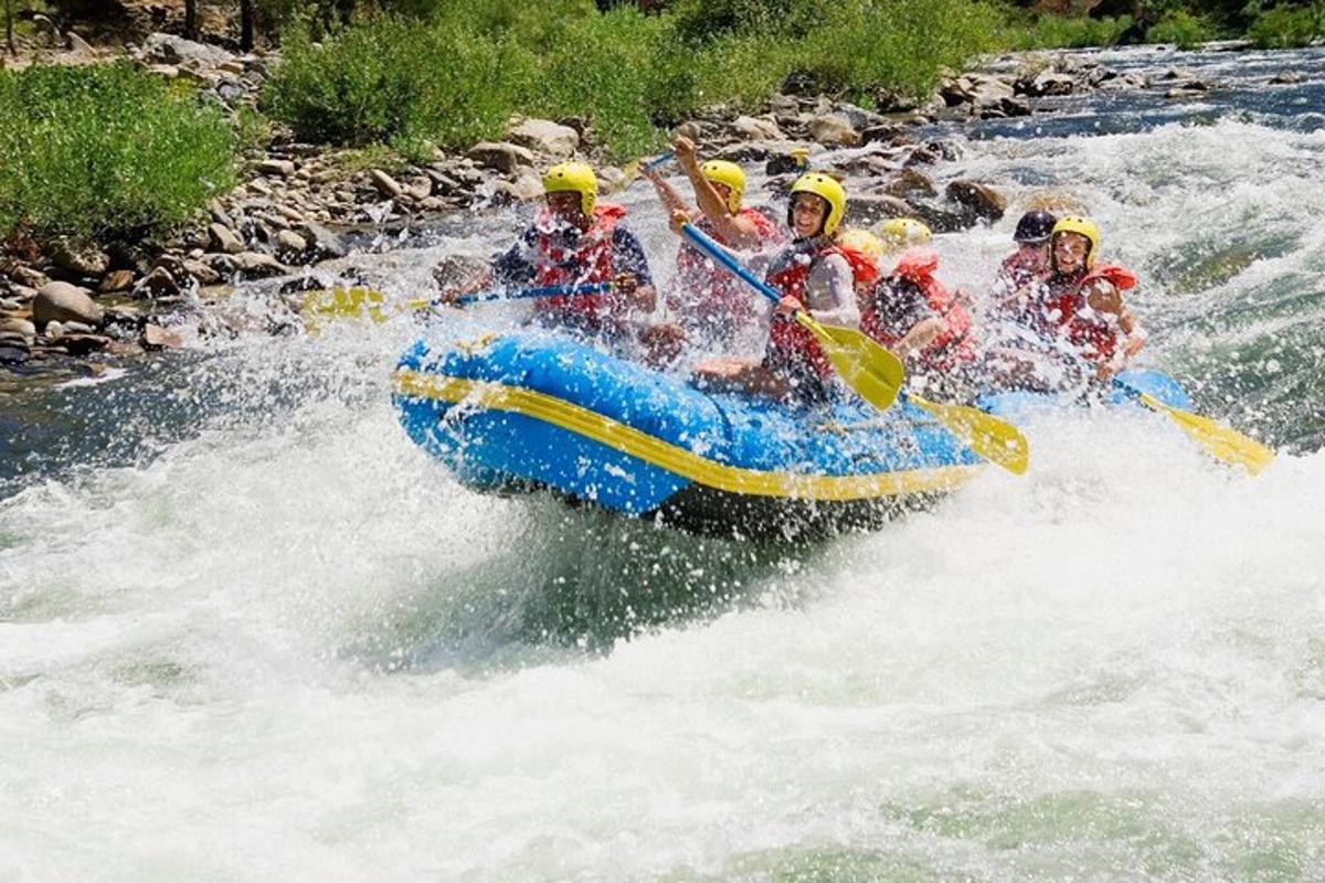 hópur fólks sem siglir á rafting á ánni