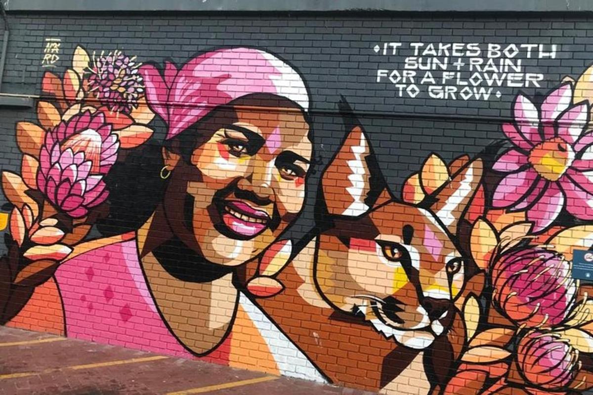 um mural de uma mulher e um coelho em uma parede