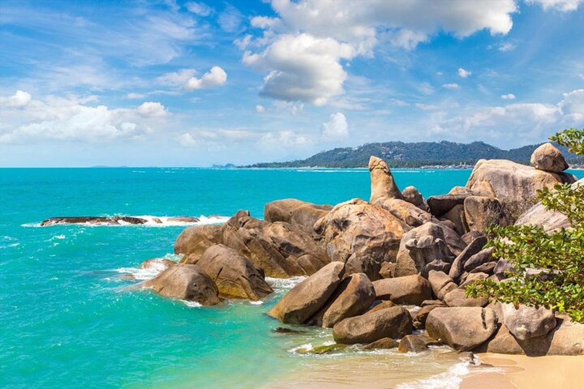 海边沙滩上的一堆岩石