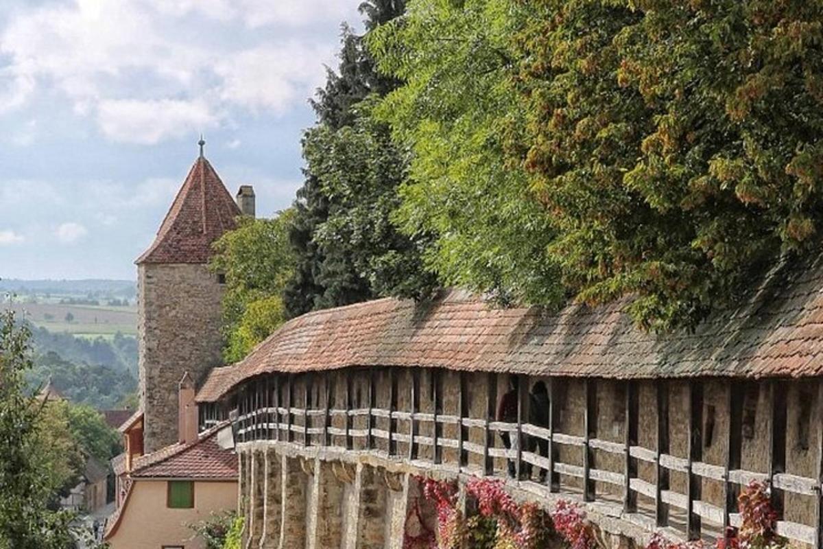 dřevěný plot vedle budovy s kostelem