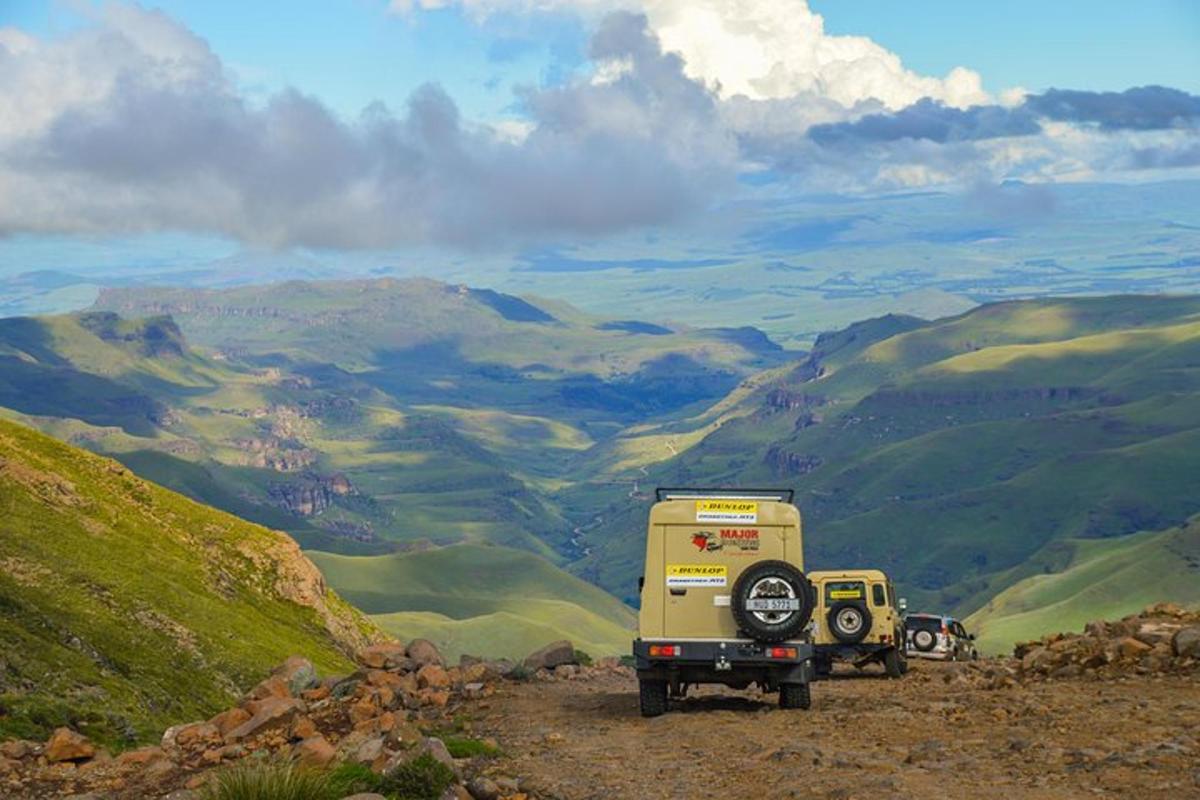 un vehículo estacionado en la cima de una montaña