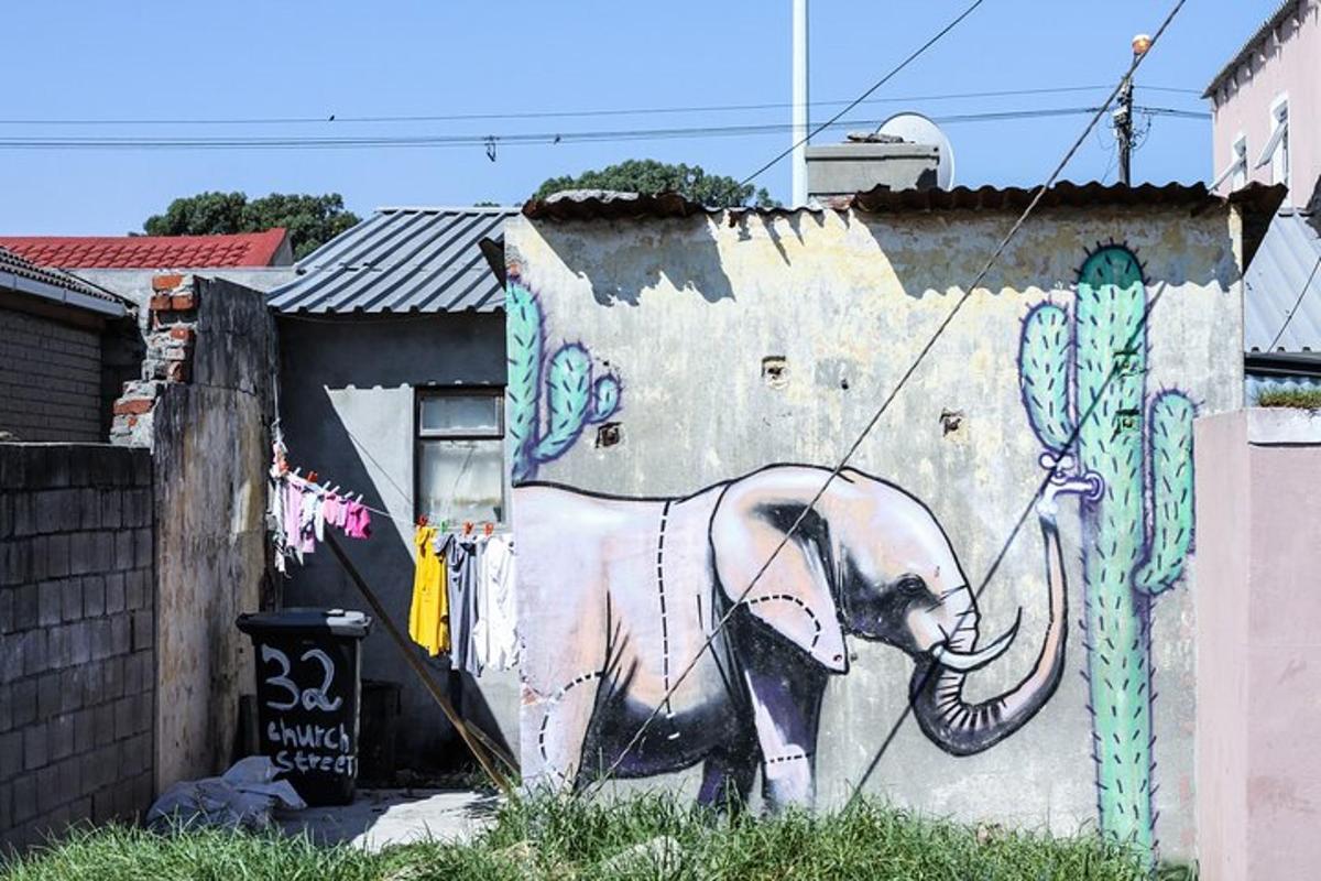 uma pintura de um elefante na lateral de um prédio