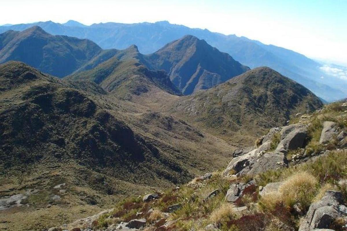 uma vista de uma cadeia de montanhas com montanhas ao fundo