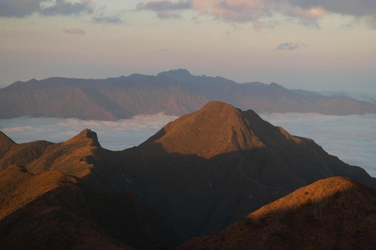 uma vista de uma cadeia de montanhas com montanhas ao fundo
