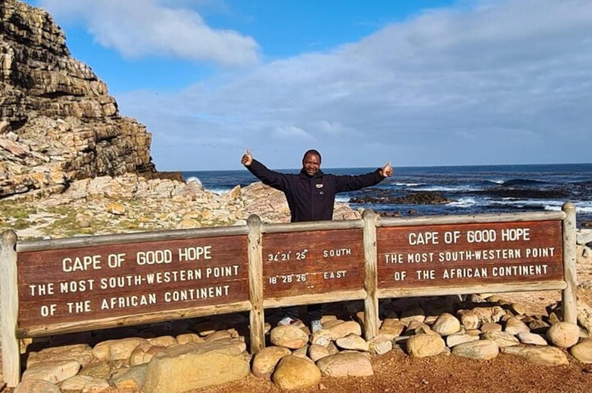 um homem em pé sobre uma placa na praia