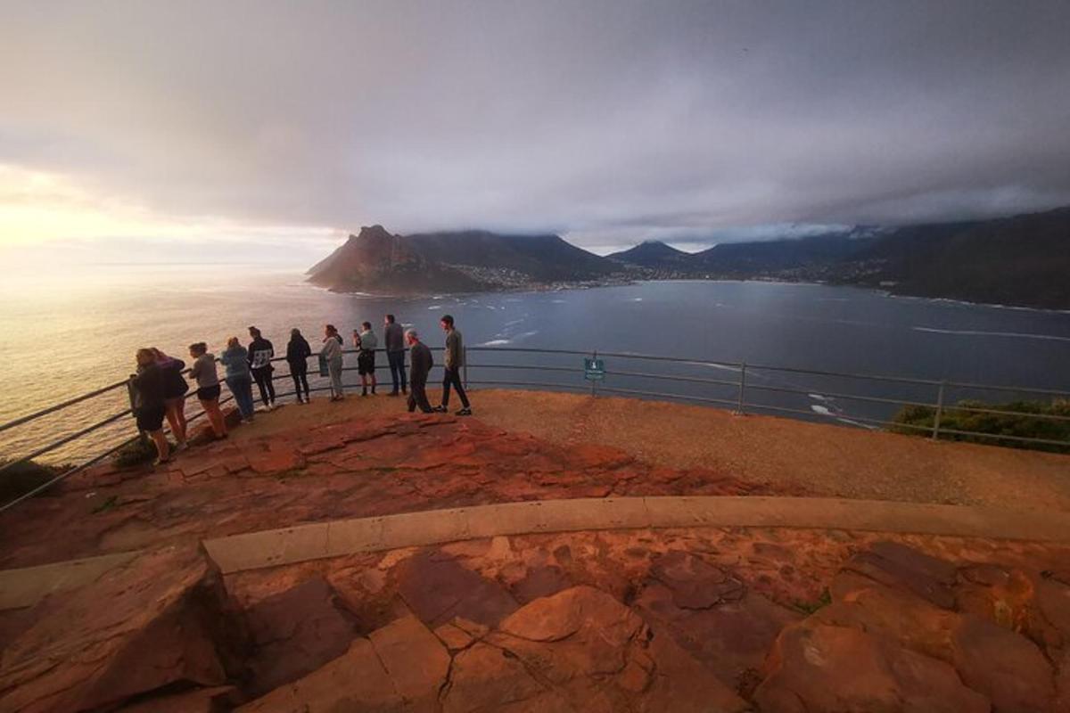 un grupo de personas de pie en la cima de una montaña