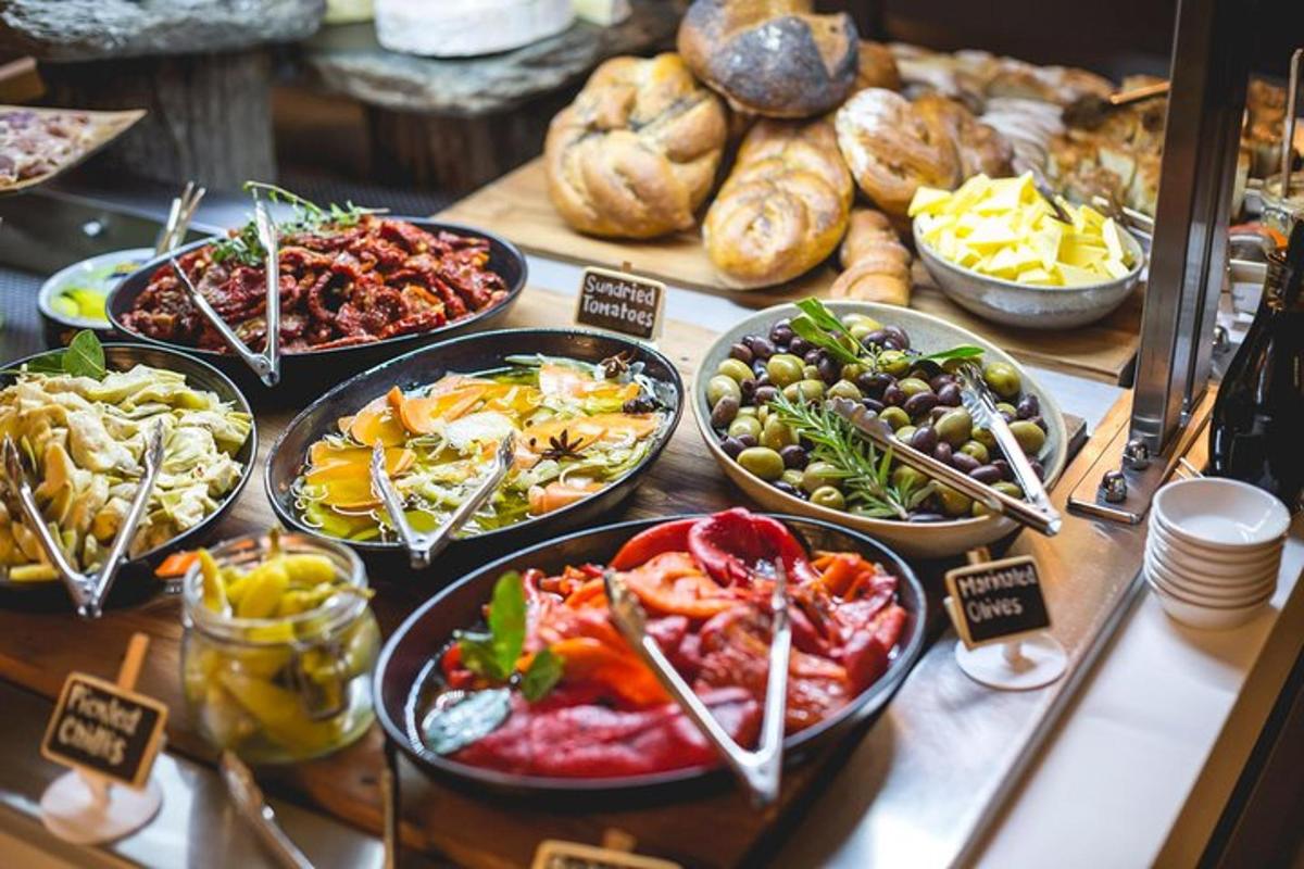Un buffet de diferentes tipos de comida en una mesa.
