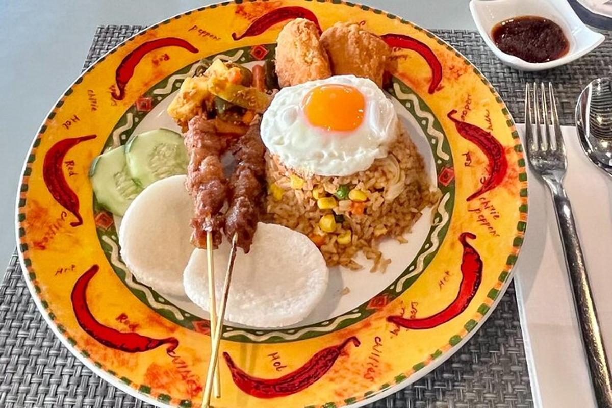 một đĩa thức ăn với một quả trứng và cơm