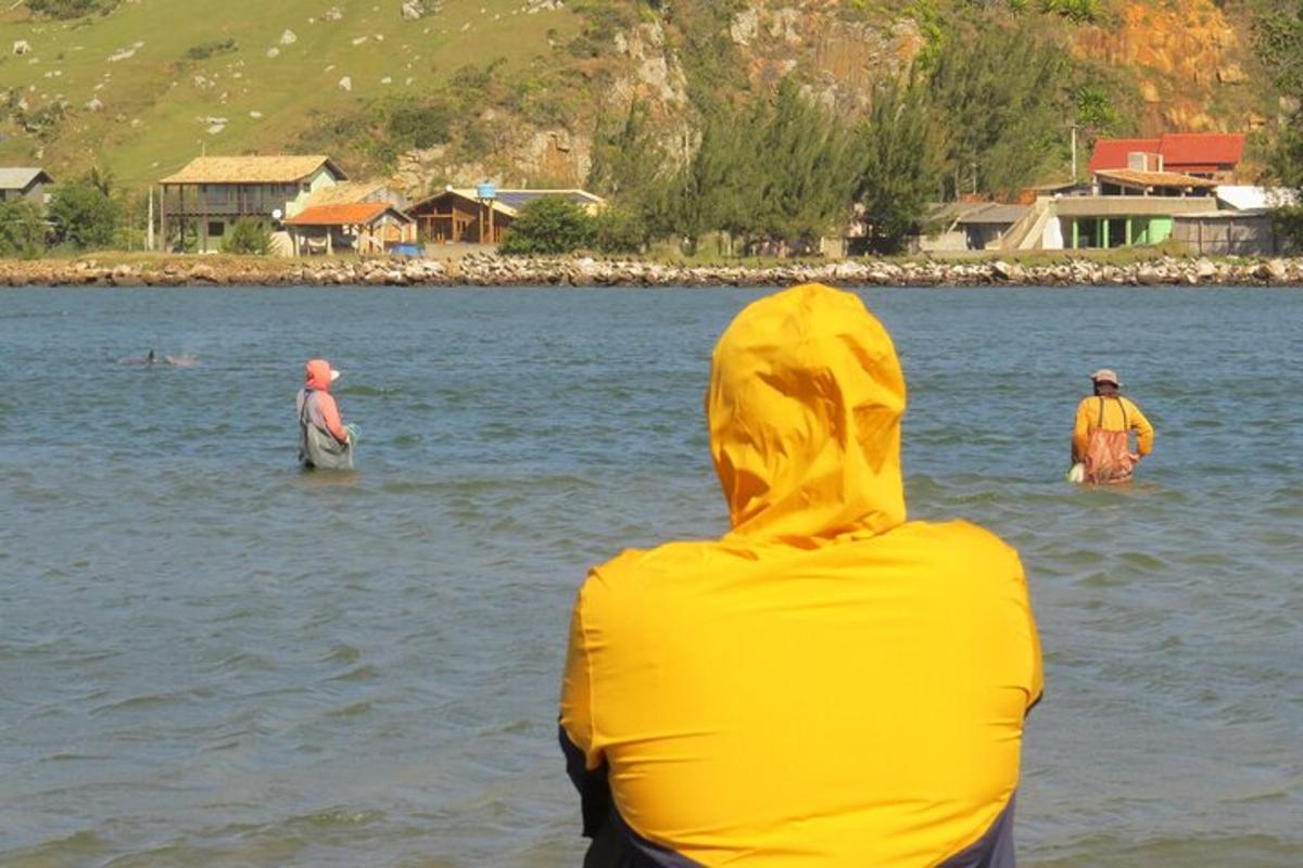 osoba ve žluté bundě ve vodě