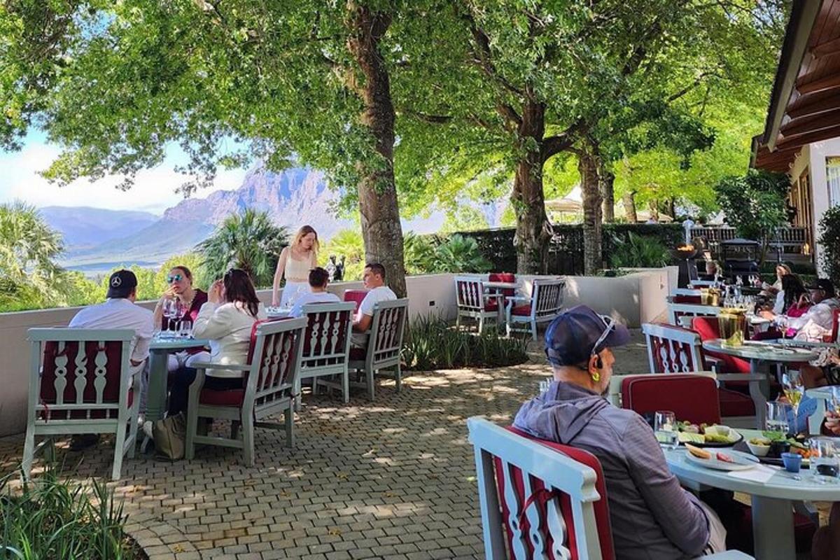 um grupo de pessoas sentadas às mesas de um restaurante