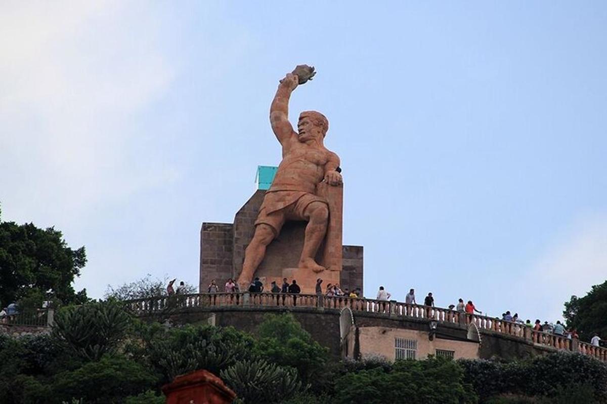 una statua di un uomo in cima a un edificio