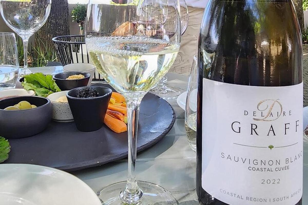 uma garrafa de vinho e uma taça sobre uma mesa