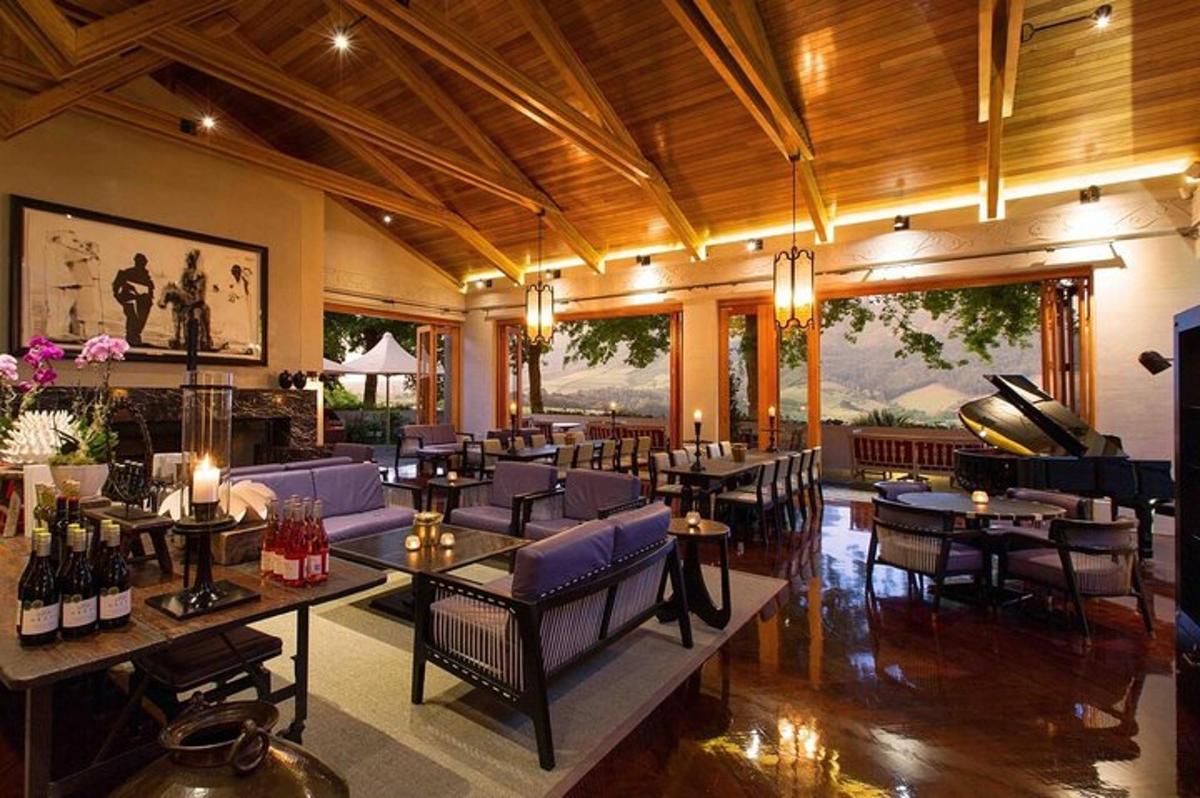 um restaurante com mesas e cadeiras em uma sala