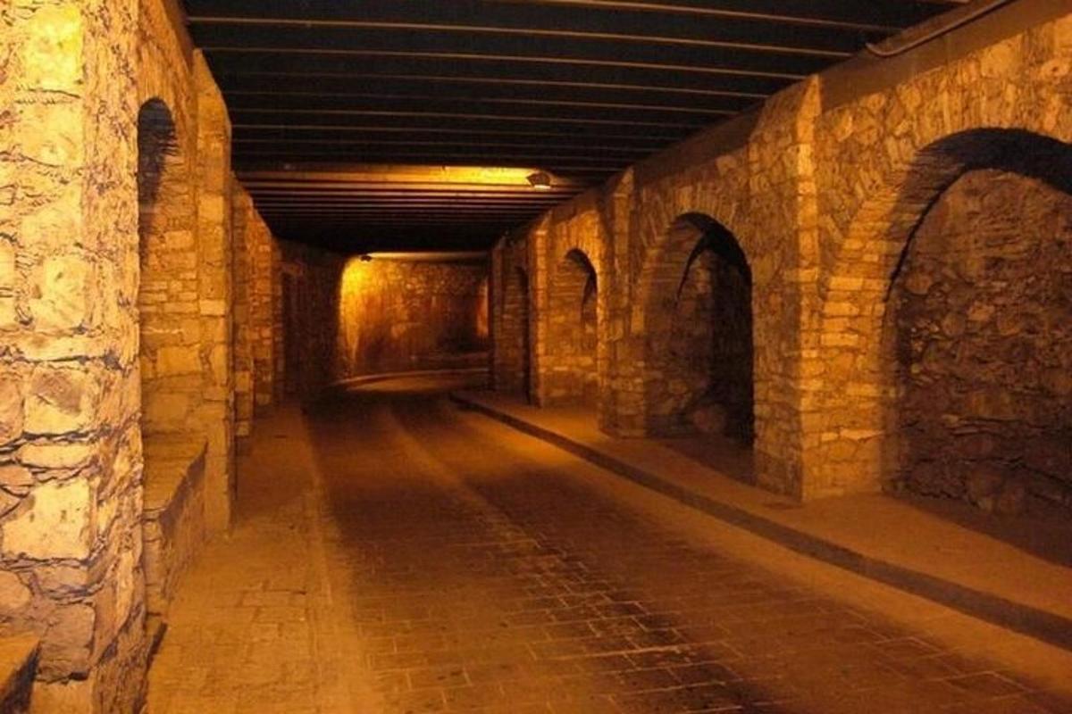 un vicolo vuoto in un vecchio edificio