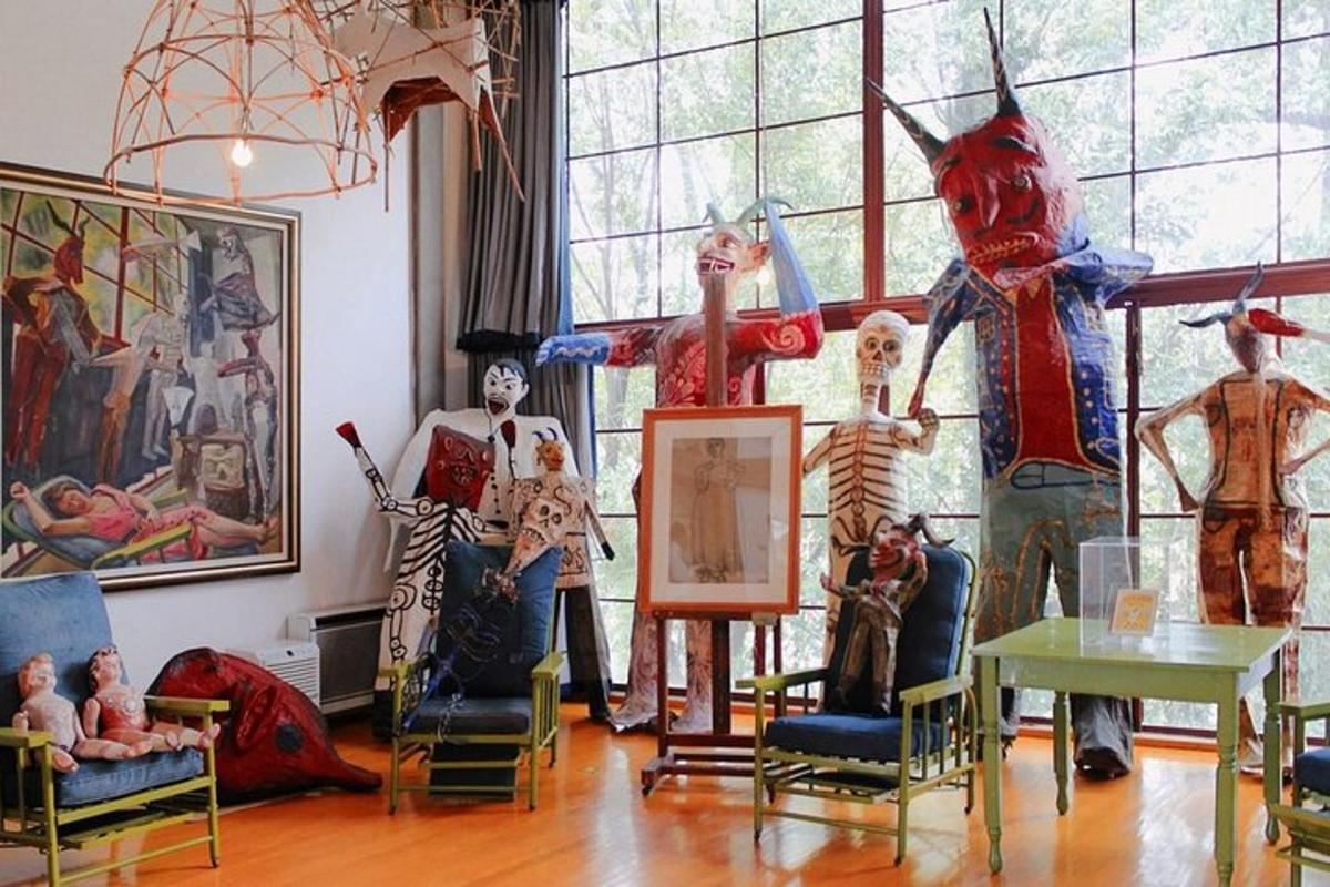 una stanza piena di tante statuette in mostra