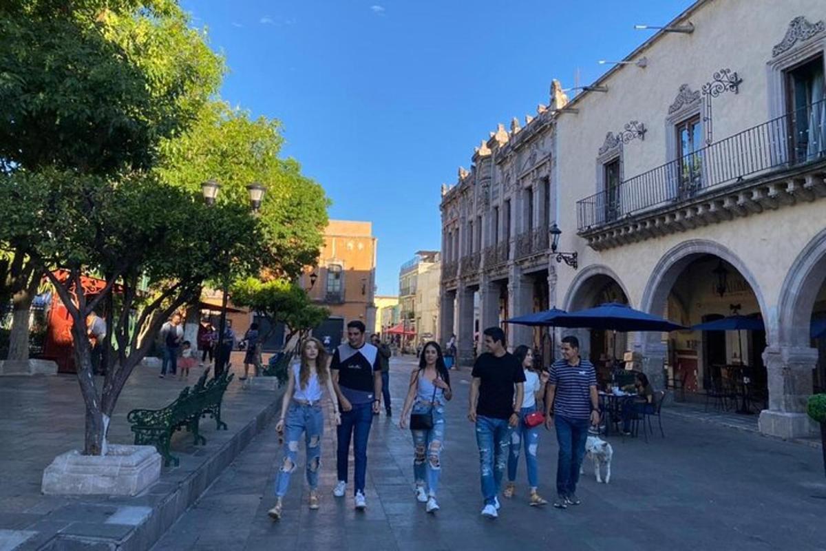 un grup de persones caminant per un carrer